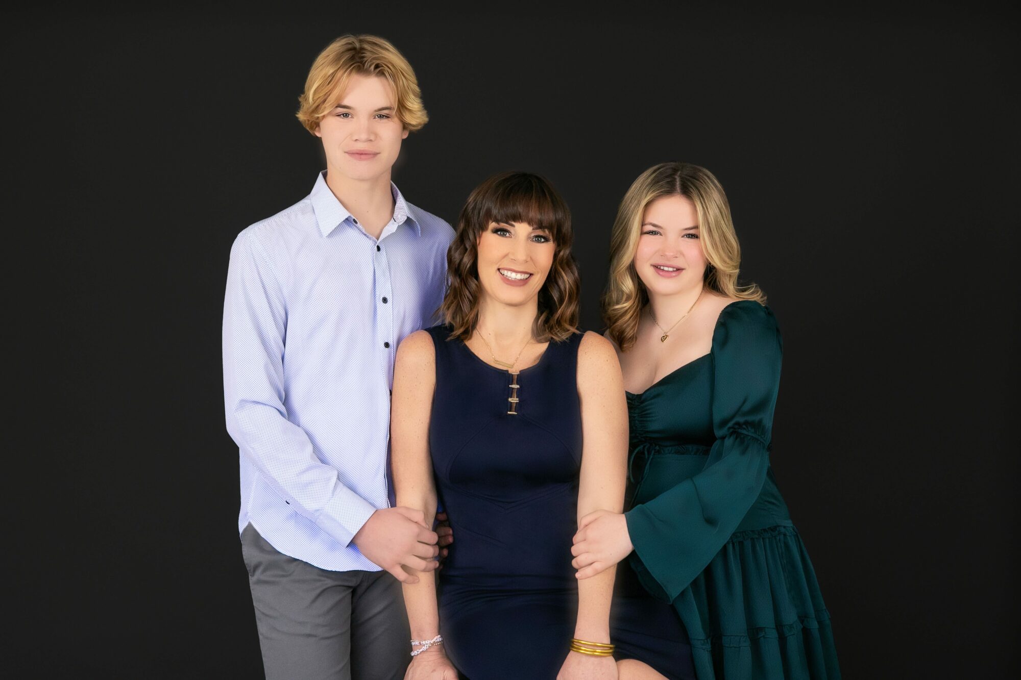 Featured image for “Styling Your Tribe: How To Choose The Perfect Outfits For Your Santa Clarita Family Photo Session”