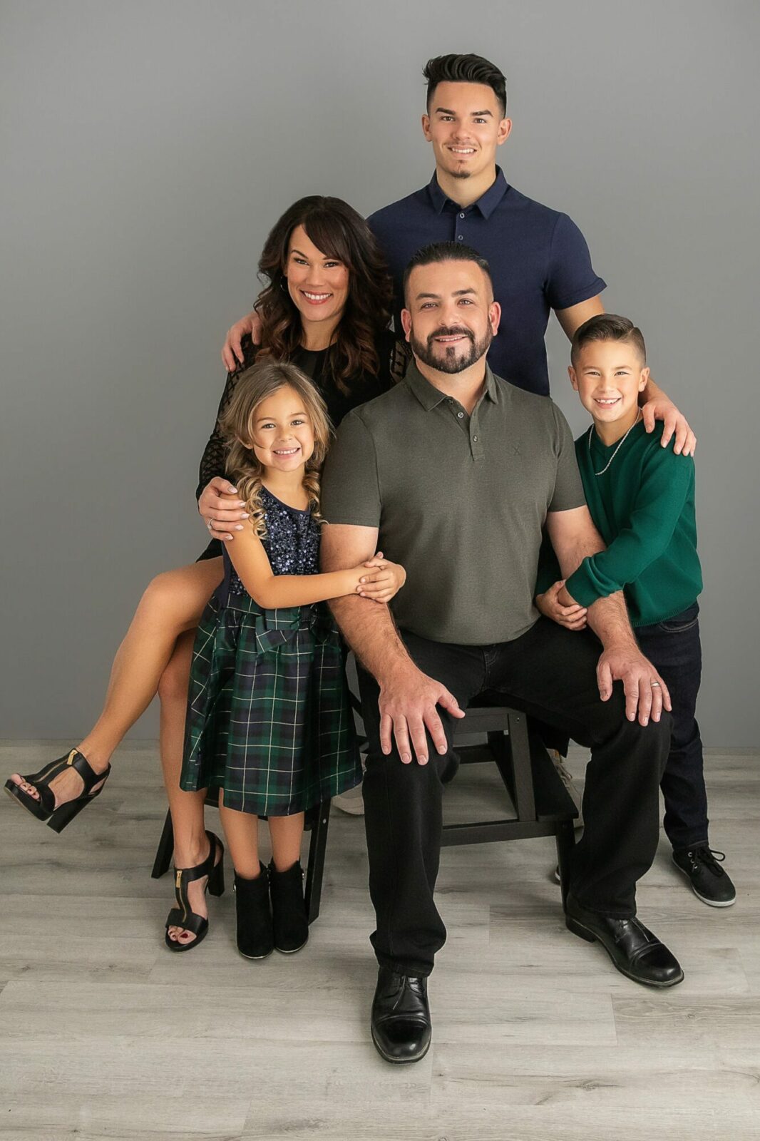 Santa Clarita Family Photo Session scv family photo session santa clarita family photography session scv family photography session santa clarita family photo scv family photo styling tips wardrobe tips color schemes family portrait outfits